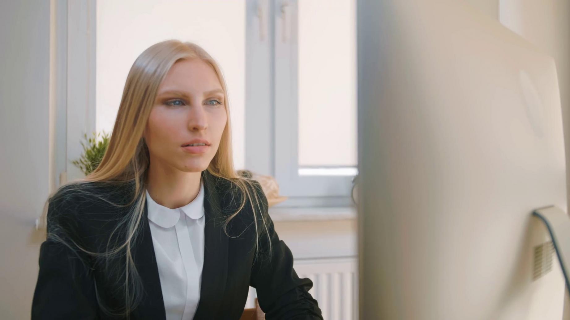 SEO-Kurs Teilnehmer analysiert Suchergebnisse und Rankingdaten