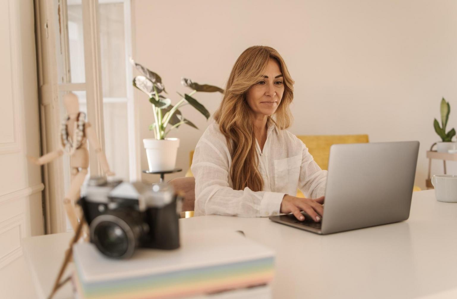 SEO-Analyse auf einem Laptop — sichtbare Rankingdaten in der Google Search Console